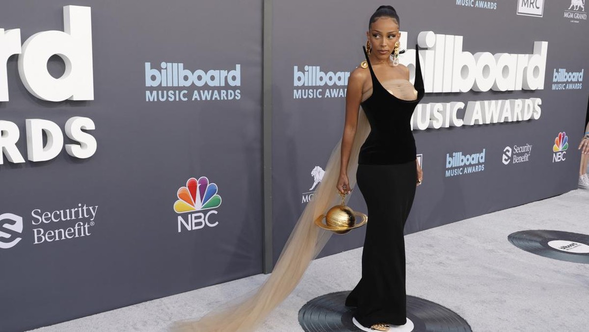 FOTO: Potret Busana Terbaik di Billboard Music Awards 2022