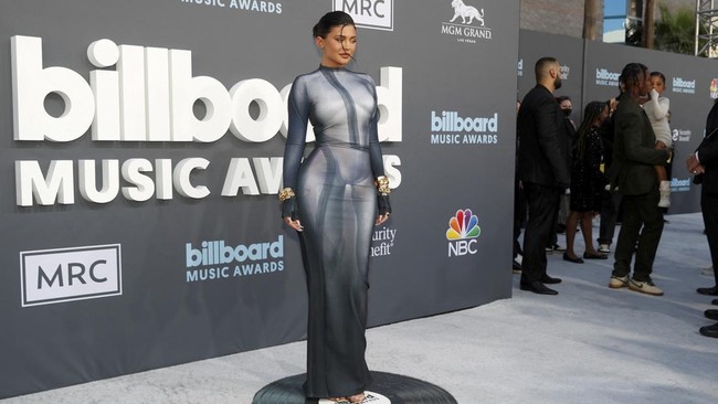 FOTO: Potret Busana Terbaik di Billboard Music Awards 2022