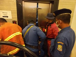 Damkar Kota Bekasi Evakuasi 6 Orang Terjebak di Dalam Lift Restoran