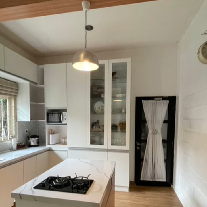 <p>Dapur rumah tampak lebih terang dengan pencahayaan cukup. Selain itu, perpaduan warna putih dan cokelat dari unsur kayu membuat dapur terlihat semakin hangat. (Foto: Instagram @cynthia_lamusu)</p>