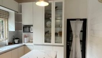 <p>Dapur rumah tampak lebih terang dengan pencahayaan cukup. Selain itu, perpaduan warna putih dan cokelat dari unsur kayu membuat dapur terlihat semakin hangat. (Foto: Instagram @cynthia_lamusu)</p>