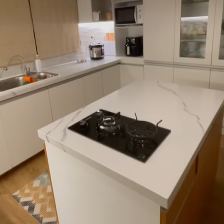 <p>Bagian utama dapur tampak lebih bersih dan minimalis sehingga membuat kegiatan memasak jadi lebih nyaman. (Foto: Instagram @cynthia_lamusu)</p>