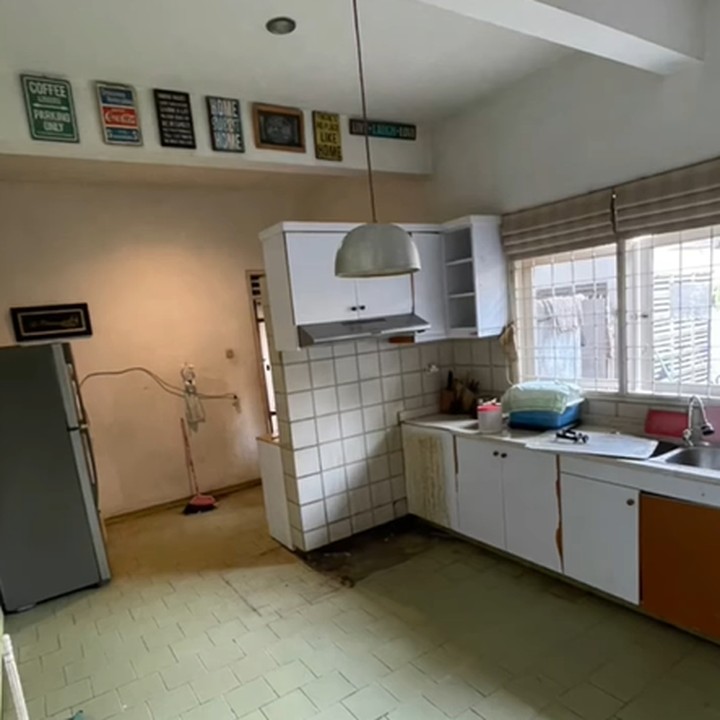 <p>Usai merenovasi kamar suami dan anak, ia pun memutuskan untuk melakukan <em>makeover</em> pada dapurnya. (Foto: Instagram @cynthia_lamusu)</p>