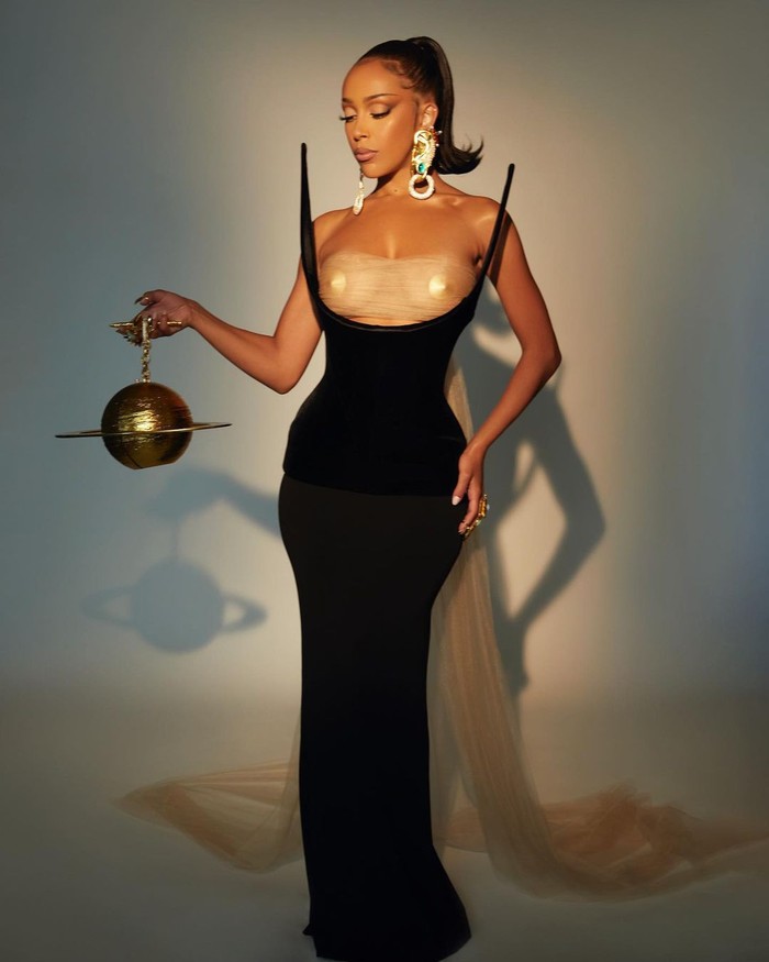 Doja Cat tahu betul bahwa untuk tampil seksi namun artsy, gaun rancangan Schiaparelli adalah pilihan yang tepat. Foto: Instagram DojaCat