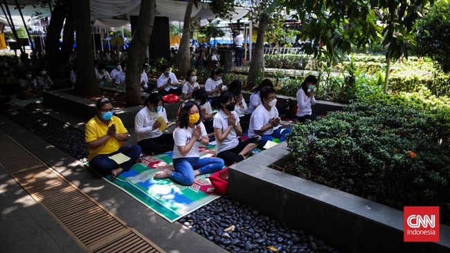 FOTO: Khidmat Ibadah Umat Buddha di Wihara Jakarta Dhammacakka Jaya