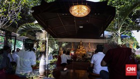 FOTO: Khidmat Ibadah Umat Buddha di Wihara Jakarta Dhammacakka Jaya