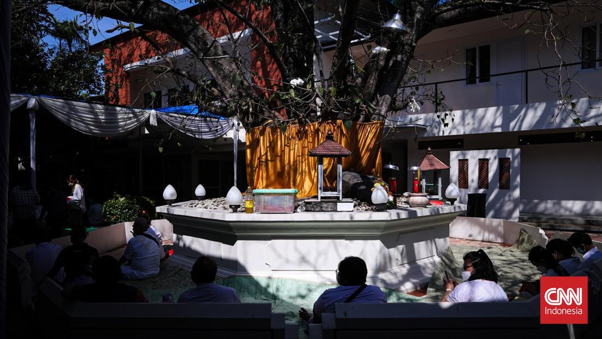 FOTO: Khidmat Ibadah Umat Buddha di Wihara Jakarta Dhammacakka Jaya