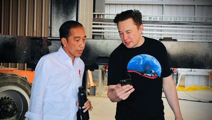 Jokowi kunjungi lokasi fasilitas produksi roket SpaceX bersama Elon Musk pada Sabtu (14/5/2022) lalu. Yuk, tengok lagi gaya Jokowi dan Elon Musk saat bertemu.