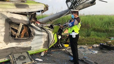img-title Polisi Tetapkan Sopir Bus Maut Tol Sumo Jadi Tersangka