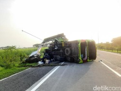 Bus Pariwisata Tabrak Tiang VMS di Tol Sumo, 11 Orang Tewas