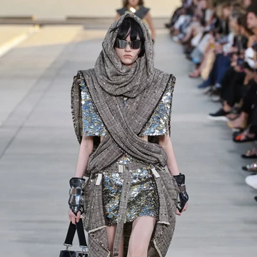 img-title Bergaya Futuristik, 5 Hal yang Mencuri Perhatian dari Koleksi Louis Vuitton Cruise 2023