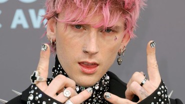 img-title Machine Gun Kelly Kecewa Gagal Boyong Piala Grammy 2023