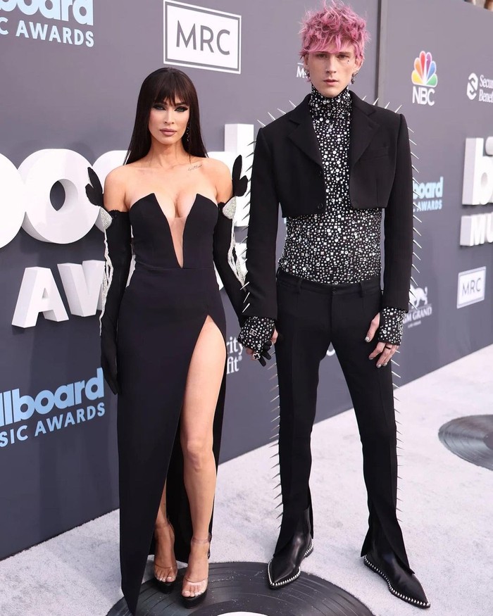 Pasangan Megan Fox dan Machine Gun Kelly hampir tak pernah gagal menampilkan gaya modis yang edgy di karpet merah. Kali ini Megan menampilkan tampilan bernuansa retro glamor dalam gaun David Koma dengan detail bunga pada sarung tangannya. Sementara Machin Gun Kelly memakai setelan jas berpotongan crop. Foto: Instagram Stylememaeve