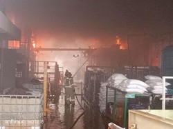 Kebakaran Pabrik di Jababeka Bekasi Padam, Satu Damkar Sesak Nafas