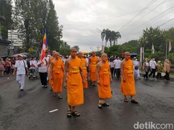 Ribuan Umat Buddha Kirab dari Candi Mendut Menuju Borobudur