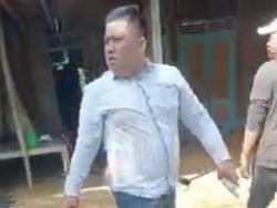 Menegangkan! Sekelompok Orang Menenteng Celurit dan Senpi di Sampang
