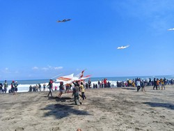 Menikmati Libur Waisak-Nonton Festival Layangan di Pantai Berawa