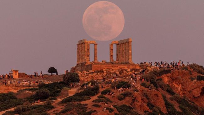Gerhana yang membuat bulan tampak berwarna merah terlihat jelas di wilayah Amerika Utara dan Selatan, serta Eropa. 