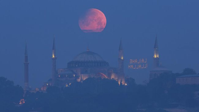 Warga di berbagai penjuru dunia terpesona dengan keindahan gerhana bulan merah yang menyapa kawasan Amerika hingga Afrika.