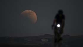 Gerhana Bulan Total 8 November, Butuh Alat Khusus Buat Saksikan?