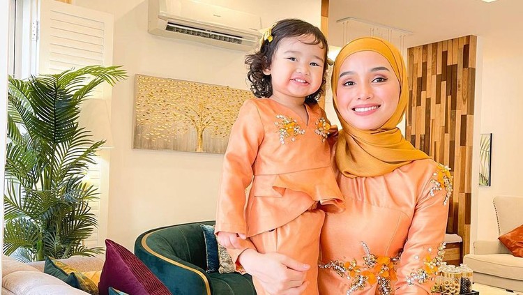 Tya Arifin dan Putrinya Tya Arifin dan Putrinya