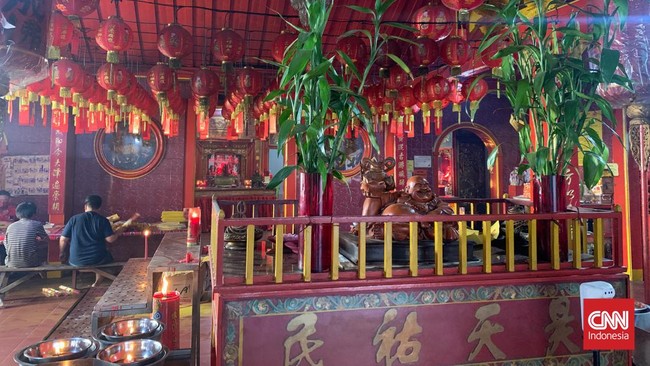 Meski tak ada perayaan khusus di Hari Raya Waisak 2566 BE, Wihara Dharma Bhakti tetap ramai dikunjungi umat Buddha yang melakukan sembahyang.