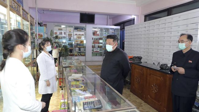 Pemimpin Korea Utara, Kim Jong-un, melakukan inspeksi mendadak ke salah satu apotek di Pyongyang, Senin (16/5), terkait ketersediaan obat-obatan Covid-19.