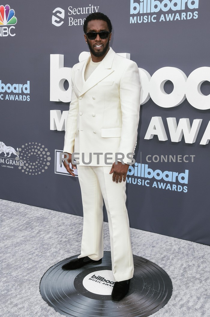 Sementara itu gaya klasik jadi pilihan Diddy yang memakai setelan jas putih model double-breasted. Foto: Scott Kirkland/Sipa USA via Reut/Sipa USA