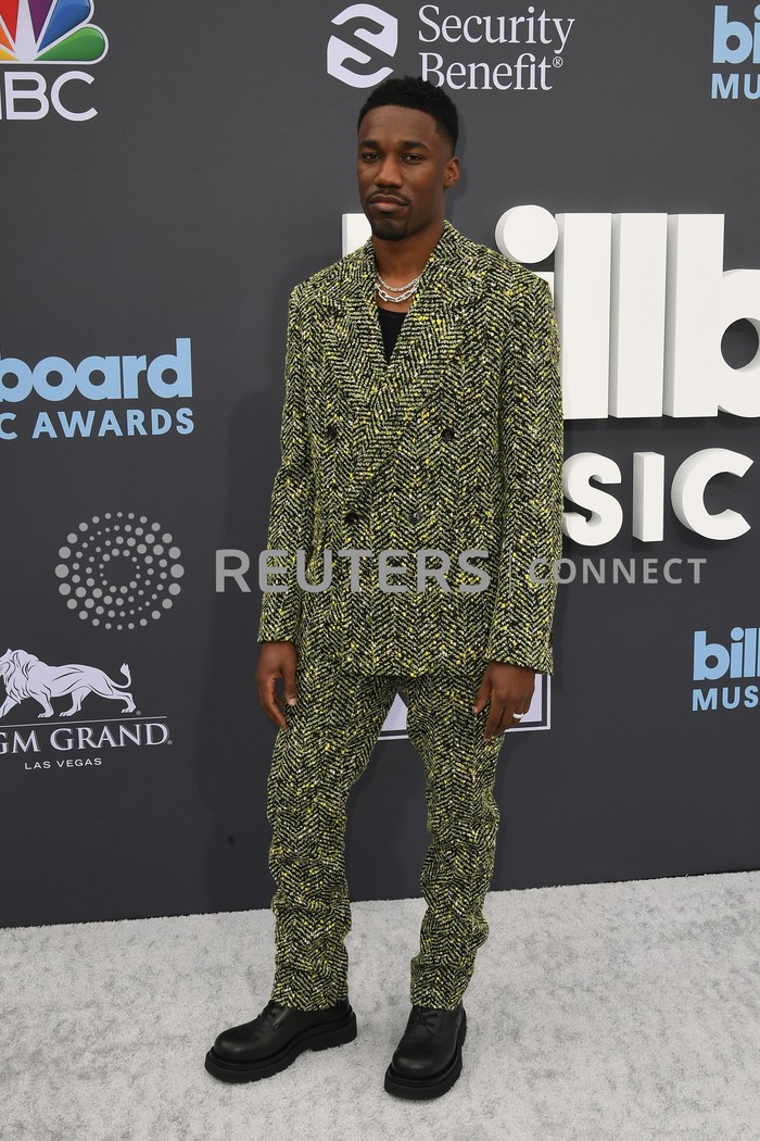Giveon mencuri perhatian dengan setelan jas bertekstur dalam warna hijau rancangan Bottega Veneta. Foto: ImageSpace/Sipa USA via Reuters /imageSPACE