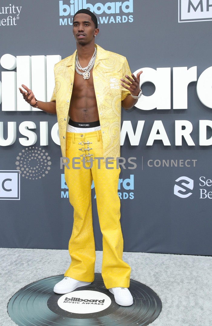 Christian Combs, musisi dan putra dari Sean 'Diddy' Combs memilih tampil flamboyan lewat padanan kemeja dan celana warna kuning dari Etro. Foto: MJT/AdMedia/Sipa USA via Reuters/Admedia, Inc