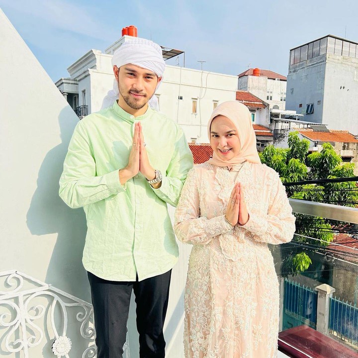 <p>Jarang terekspose, baru-baru ini mereka mengunggah momen Idul Fitri pertama sebagai pasangan suami istri. Kita doakan rumah tangga mereka selalu harmonis ya, Bunda. (Foto: Instagram @asrifaradila)</p>