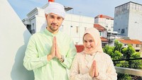 <p>Jarang terekspose, baru-baru ini mereka mengunggah momen Idul Fitri pertama sebagai pasangan suami istri. Kita doakan rumah tangga mereka selalu harmonis ya, Bunda. (Foto: Instagram @asrifaradila)</p>
