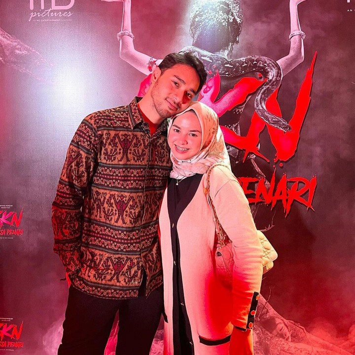 <p>Meski jarang terlihat mesra, pasangan ini tetap hidup harmonis dan penuh cinta. Asri Faradila juga tak lupa memberikan suaminya dukungan ketika ia didapuk sebagai pemain film KKN Desa Penari. (Foto: Instagram @asrifaradila)</p>