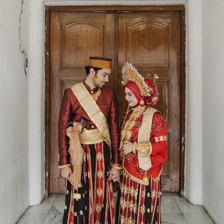 <p>Achmad Megantara telah menikah dengan seorang wanita bernama Asri Faradila pada 22 Januari 2022. Mereka mengusung adat Bugis dari Sulawesi Selatan. (Foto: Instagram @asrifaradila)</p>