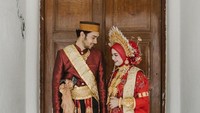 <p>Achmad Megantara dan Asri Faradila menikah dengan mengusung adat Bugis, Sulawesi Selatan. (Foto: Instagram @asrifaradila)</p>
