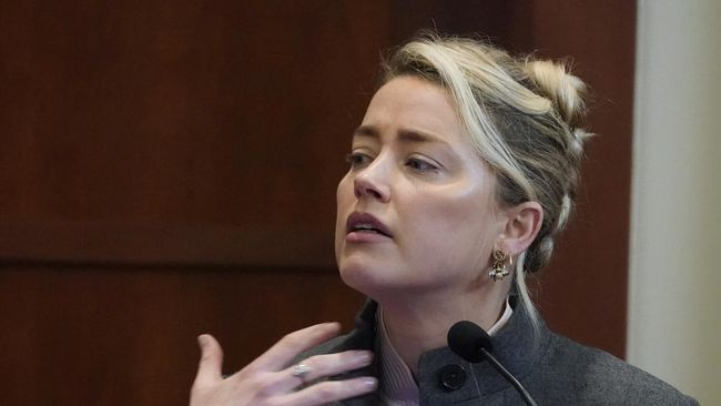 Amber Heard bantah buang air besar di kasur Johnny Depp. Menurutnya, tudingan itu tidak lucu untuk dijadikan lelucon.