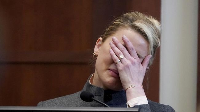 Amber Heard mengoreksi kesaksiannya sendiri mengenai waktu Johnny Depp melakukan kekerasan pertama kali kepadanya.