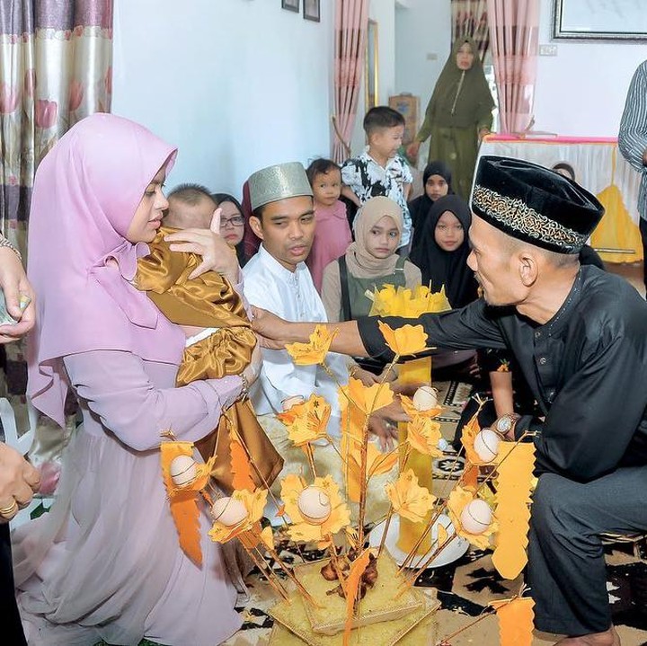 <p>Ustaz Abdul Somad dan Fatimah Az Zahra menggelar acara 'Mengayun Anak' yang merupakan bagian dari tradisi Melayu. (Foto: Instagram @ustadzabdulsomad_official)</p>