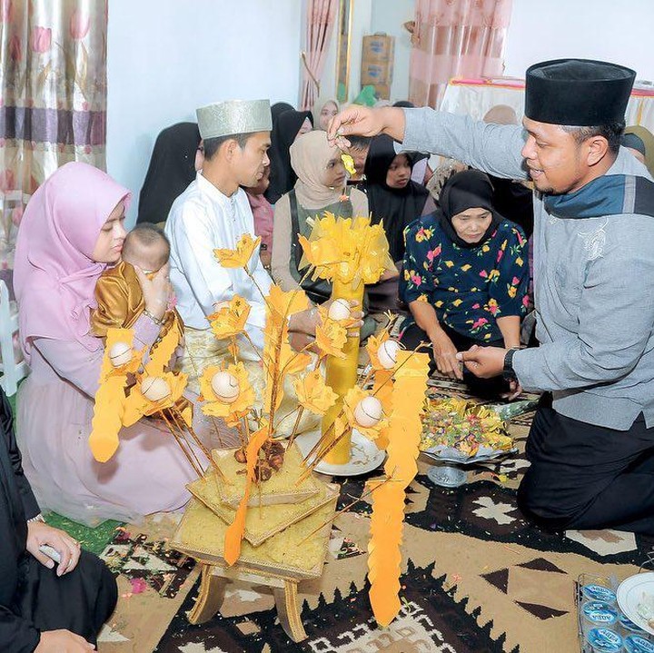 <p>Guna merayakan kelahiran anak pertamanya dengan Fatimah Az Zahra, UAS mengadakan acara syukuran di rumah. (Foto: Instagram @ustadzabdulsomad_official)</p>