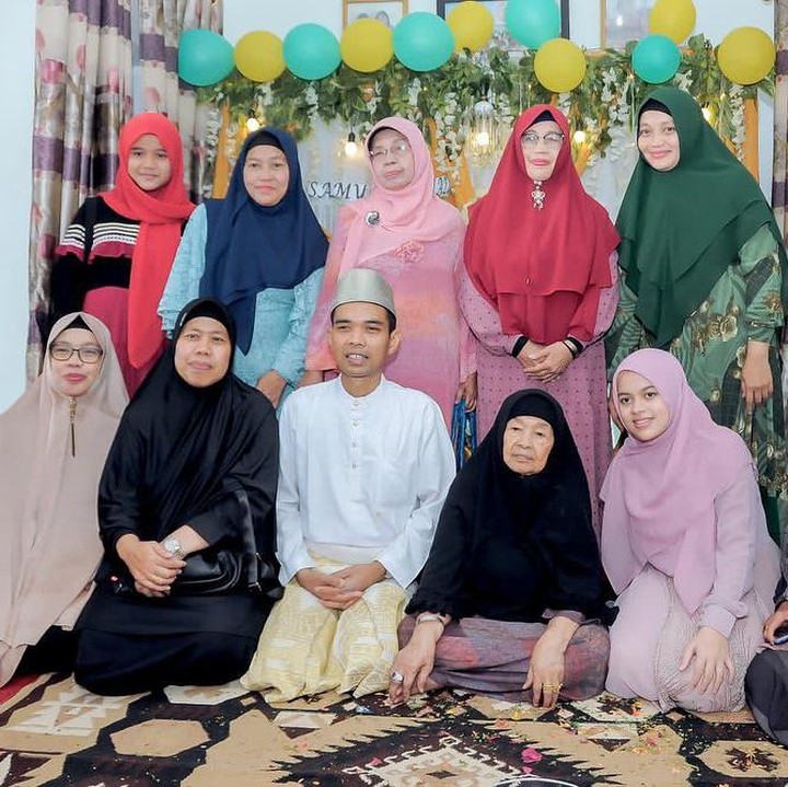 <p>Guna mempererat tali silaturahmi, Ustaz Abdul Somad dan istri juga mengundang seluruh anggota keluarga dan kerabat dekat. Foto: Instagram @ustadzabdulsomad_official)</p>