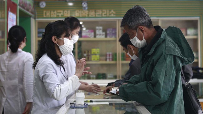 Korea Utara mengerahkan kru medis dan penyelidik epidemiologi untuk mengatasi wabah penyakit usus, Minggu (19/6).