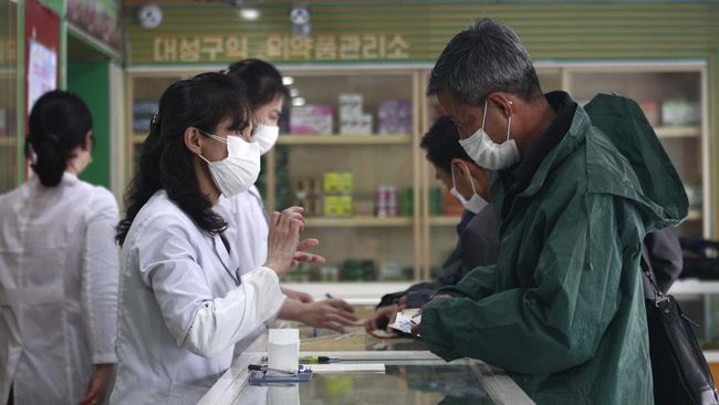Korut Kerahkan Tim Medis Tangani Wabah Penyakit Usus Korea Utara mengerahkan kru medis dan penyelidik epidemiologi untuk mengatasi wabah penyakit usus, Minggu (19/6).
