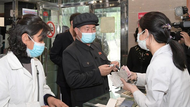 Pemimpin Tertinggi Korut, Kim Jong-un, disebut meminta warga tak buru-buru menemui dokter di tengah wabah Covid-19 yang meluas.