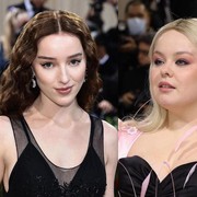 Beda Gaya Phoebe Dynevor dan Nicola Coughlan di Met Gala 2022, Siapa Favoritmu?