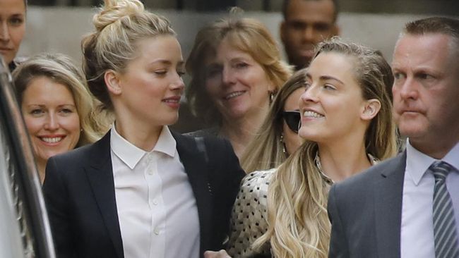 Pengakuan Adik Amber Heard Soal Jari Putus Johnny Depp Terungkap Adik Amber Heard disebut pernah curhat bahwa kakaknya sudah melukai jari Johnny Depp. Hal itu terungkap dalam dokumen pra-persidangan.