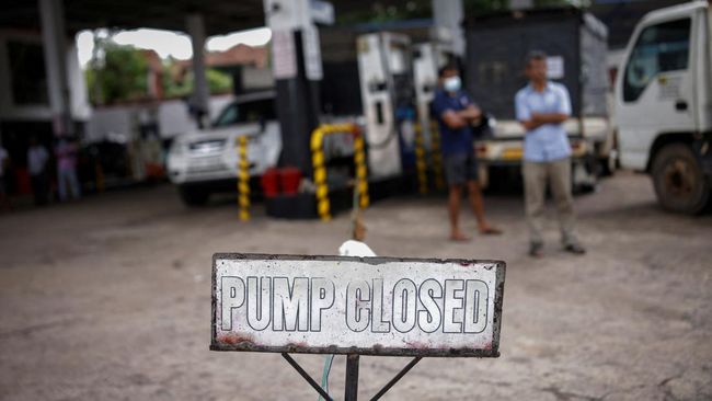Pasar gelap BBM menjamur di Sri Lanka di tengah krisis energi yang melanda di negara di Asia Selatan itu.