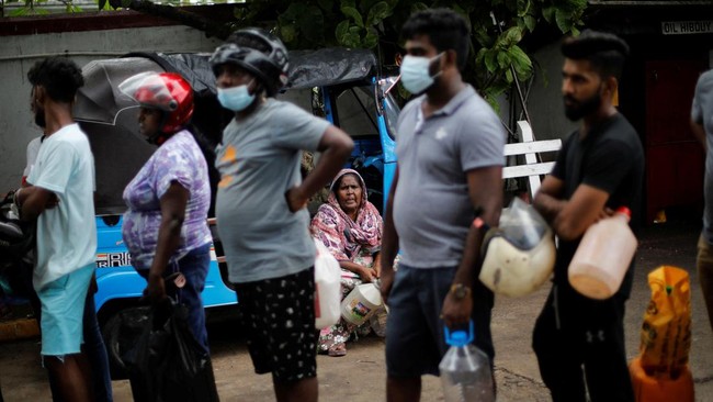 Ekonom menilai kebangkrutan Sri Lanka akan berimbas pada semakin buruknya kondisi perekonomian dan membuatnya sulit untuk bangkit.