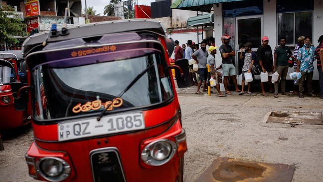 FOTO: Stok BBM di Sri Lanka Tinggal Cukup Sehari Akibat Krisis Ekonomi
