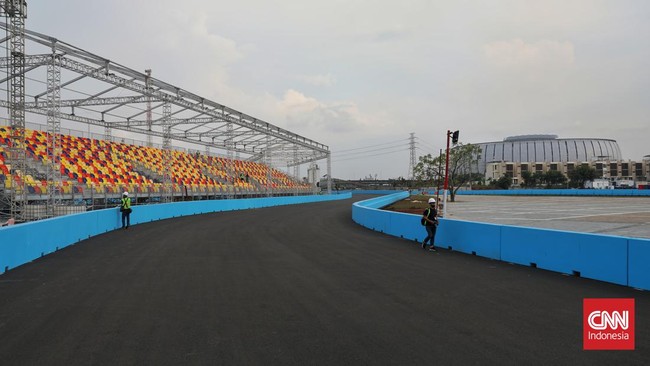 Atap tribun Sirkuit Formula E di Ancol roboh karena tertiup angin kencang, Sabtu (28/5) dini hari. 