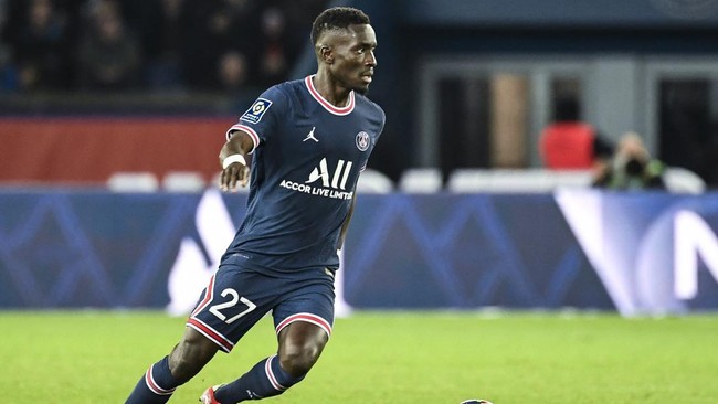 Idrissa Gueye viral di media sosial karena menolak bermain menggunakan kostum PSG bercorak pelangi. Berikut profil Idrissa Gueye.
